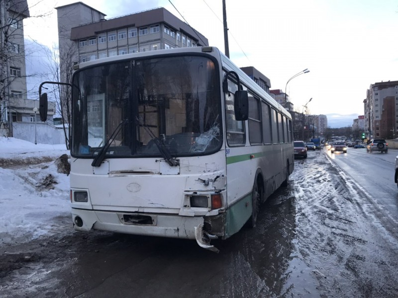 В Сыктывкаре рейсовый ЛиАЗ протаранил джип и УАЗ