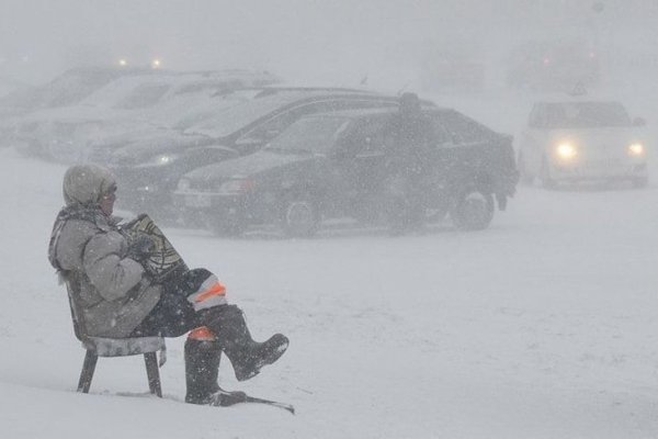 В Воркуте хлеб в поселки развозят спасатели МЧС 