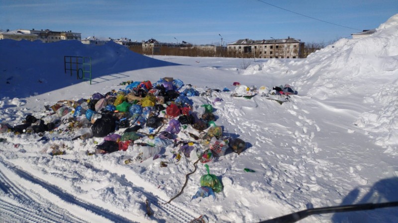 Водители мусоровозов в Воркуте в рабочее время "играют" в квест "Найди контейнер"