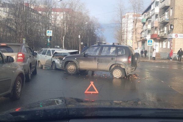 В Сыктывкаре ВАЗ и Niva не поделили перекресток, пострадала пассажирка