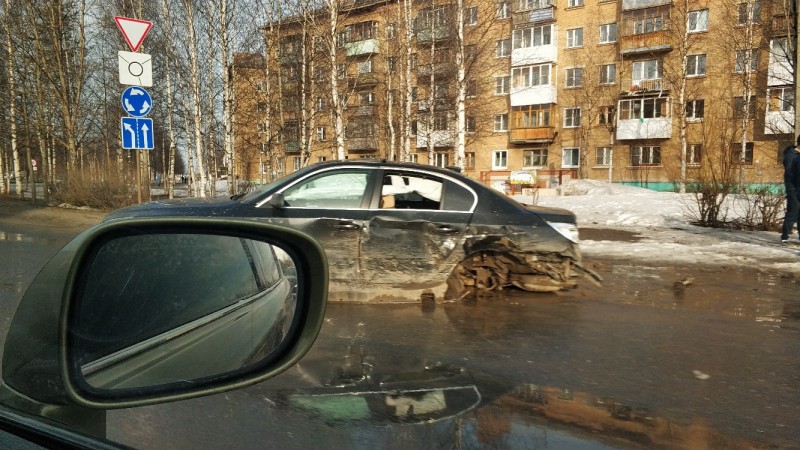 В Ухте в аварии у BMW оторвало колеса 