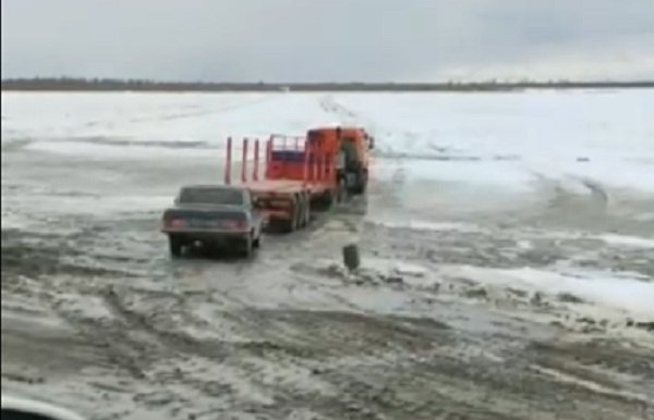 В Усинске водители игнорируют закрытие переправы 