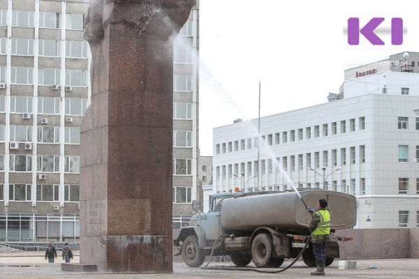 В Сыктывкаре началась весенняя помывка памятников