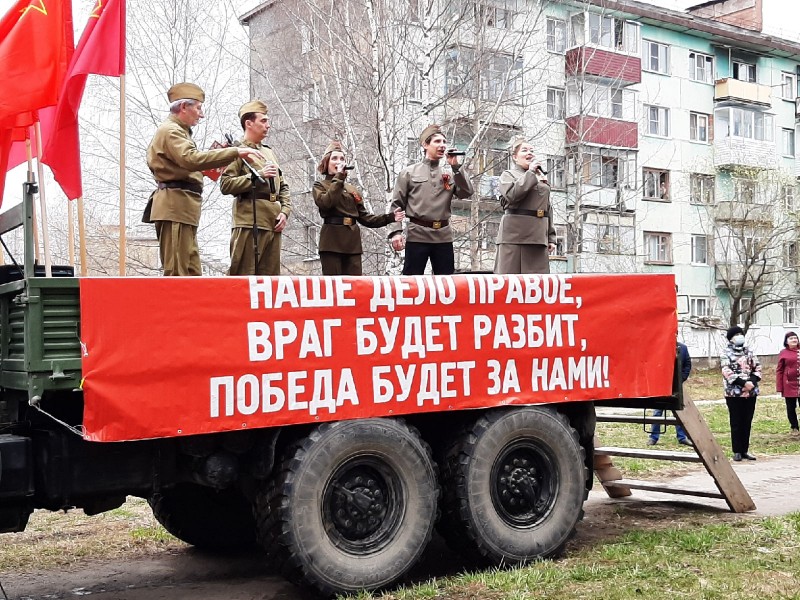 В Ухте участников Великой Отечественной поздравили концертом под окнами