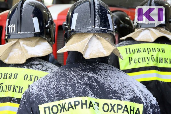 В Ухте во время ликвидации пожара в жилом доме спасли мужчину