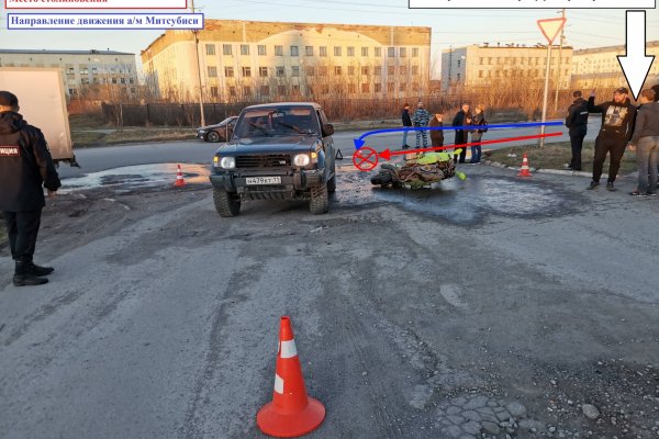 В Воркуте при обгоне мотоциклист врезался в Mitsubishi Pajero
