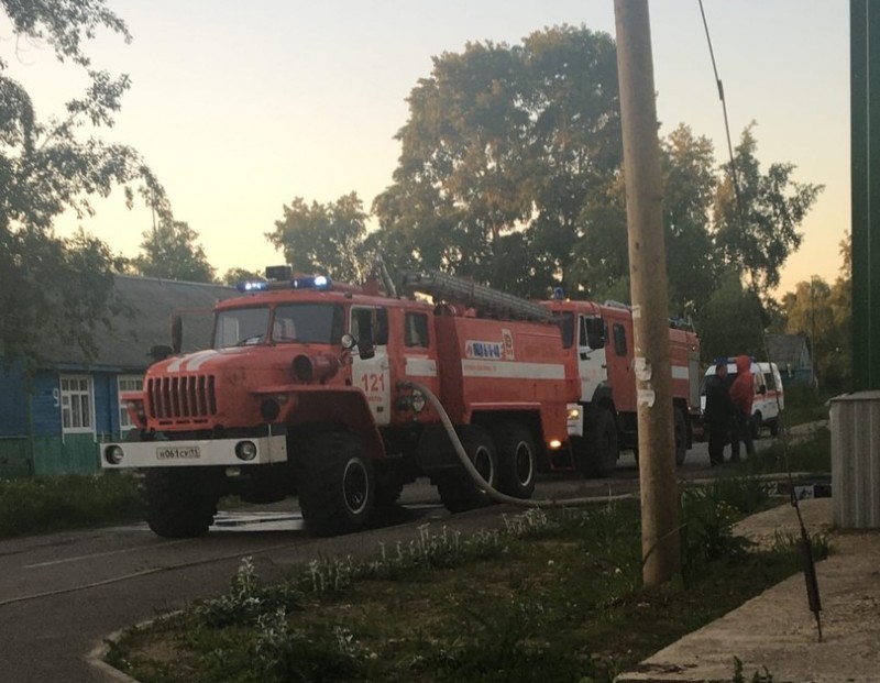 Из горящего дома в Микуне эвакуировались 30 человек, один погиб