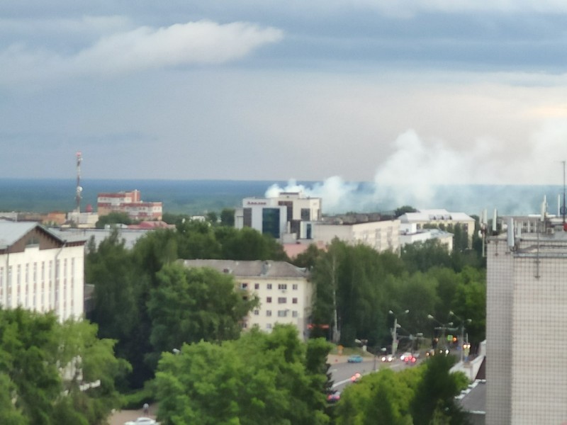 В сыктывкарском Заречье - крупный пожар