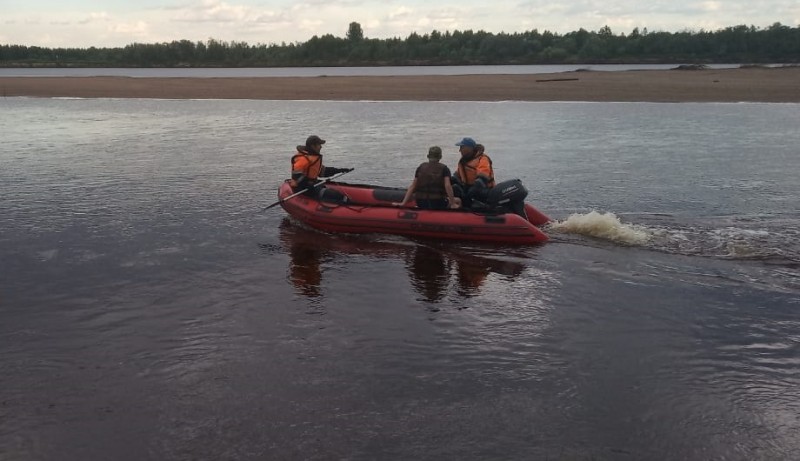 Водолазы привлекли подводные аппараты для поисков утонувших подростков в Корткеросском районе