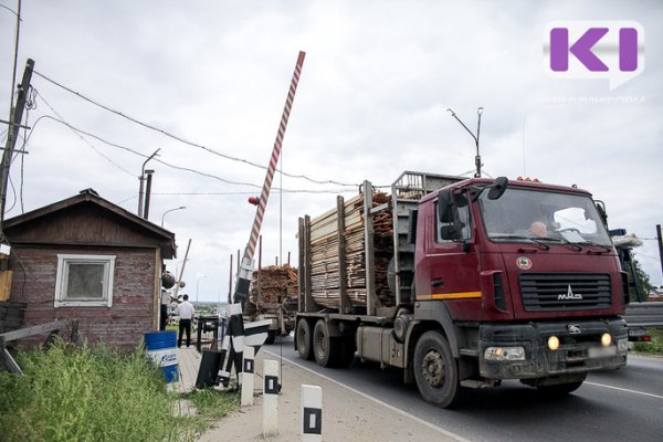 Несанкционированное движение большегрузов привело к закрытию моста через р. Войвож