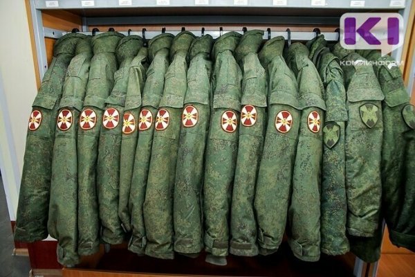 Российским военным и силовикам поднимут оклады