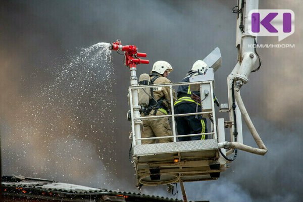 В Инте звеном газодымозащиты на пожаре спасен 66-летний мужчина