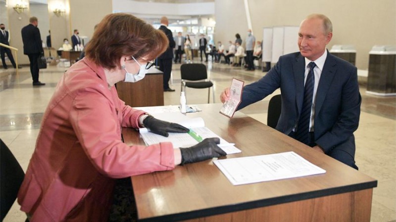 Владимир Путин проголосовал по поправкам в Конституцию