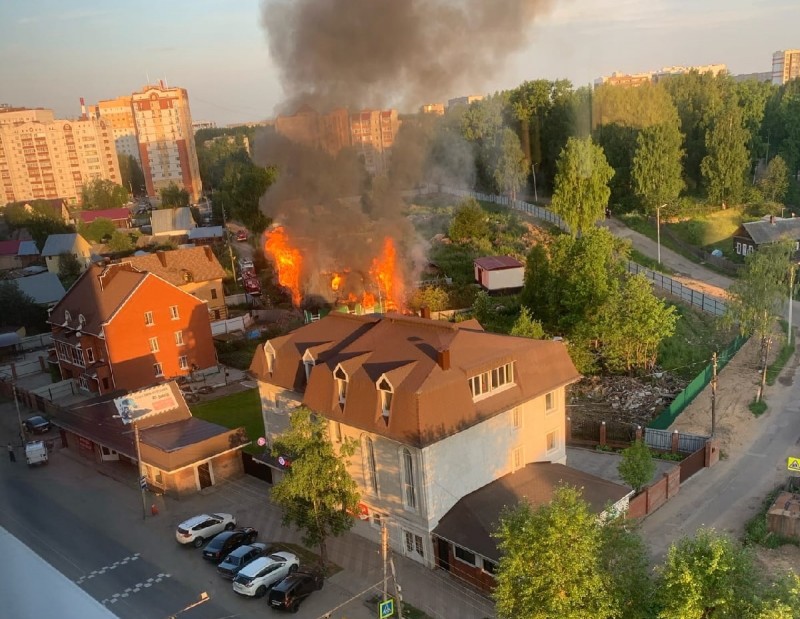 В центре Сыктывкара подожгли дом