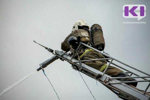 Пожар в Сосногорске вынудил жильцов многоквартирного дома покинуть квартиры