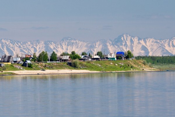 Укрепить нельзя расселить: деревня Медвежская на берегу Печоры сползает в воду 