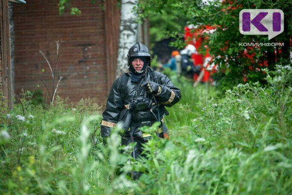 В Усинском районе добровольцы потушили пожар в доме в деревне Захарвань