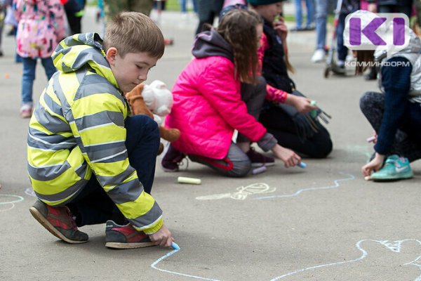 Минтруд изучает возможность увеличения выплат на детей 3-7 лет

