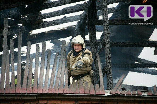 Под Воркутой на пожаре спасли двух человек