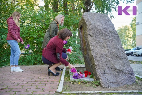 Сыктывкарцы принесли цветы и мягкие игрушки к пристани, откуда уходили на фронт призывники