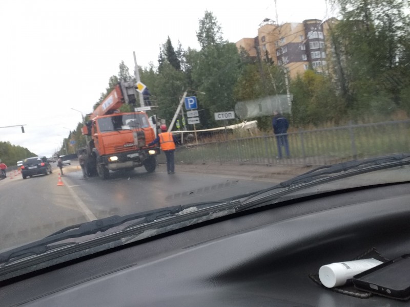 На эжвинской трассе щеповоз столкнулся с "Нивой" и опрокинулся 

