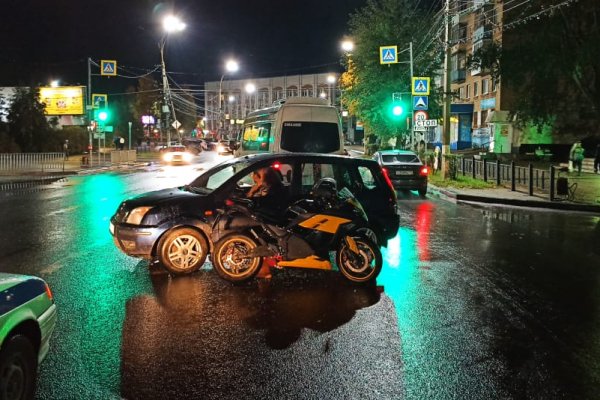 В Княжпогостском районе Largus врезалась в дерево, а в Ухте Ford - в мотоцикл