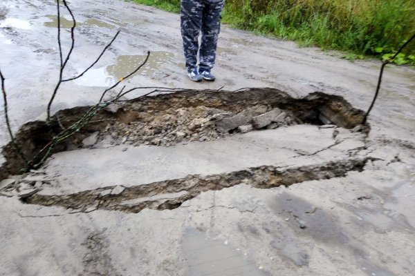 Реакция в соцсетях: восстановление освещения в темных дворах, отключение оголенных электропроводов и ремонт провала дороги