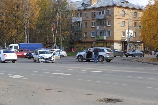 В Ухте Touareg протаранил патрульную машину