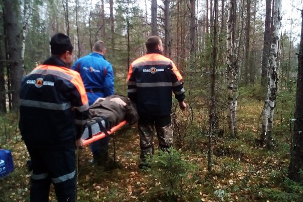 В Коми спасатели из тайги эвакуировали травмированного охотника 