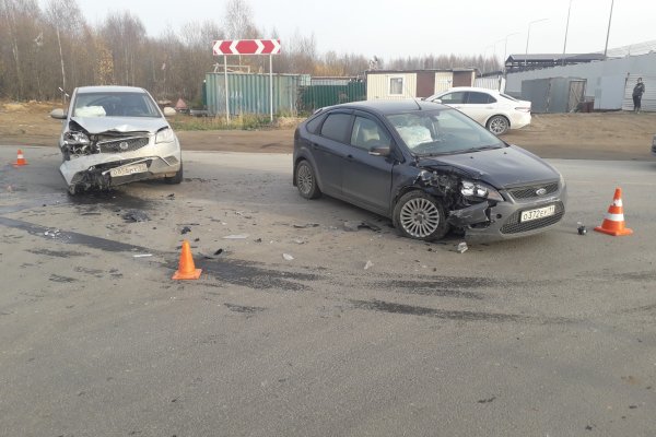 В Сыктывкаре две иномарки не поделили перекресток