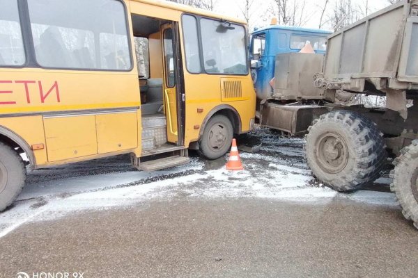 В Сосногорске школьный автобус с 14 детьми столкнулся с грузовиком