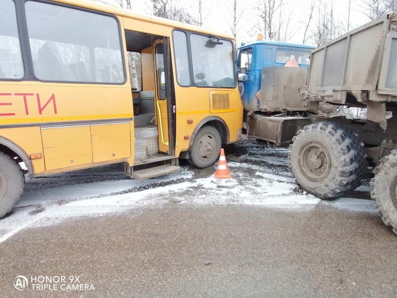 Водитель попавшего в ДТП школьного автобуса в Сосногорске не выбрал безопасную скорость