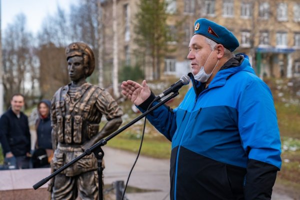 Открытый в Ухте памятный знак десантникам подвергся критике

