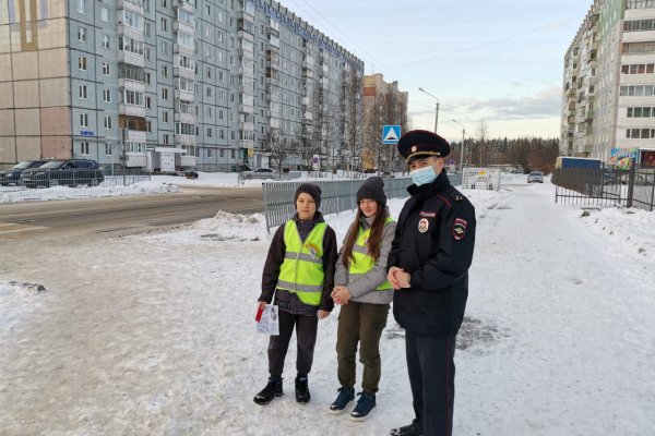 В Сыктывкаре юные инспекторы дорожного движения вручали пешеходам-сверстникам светоотражатели