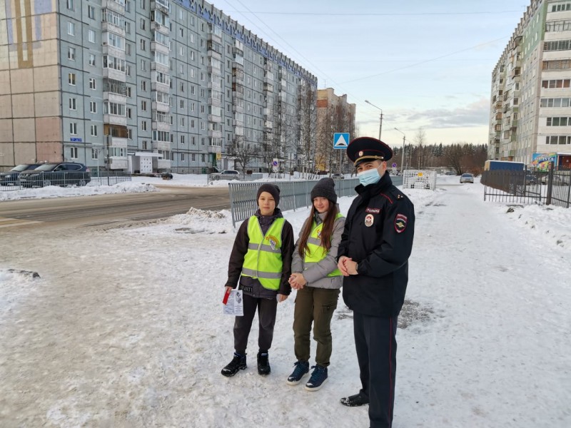 В Сыктывкаре юные инспекторы дорожного движения вручали пешеходам-сверстникам светоотражатели