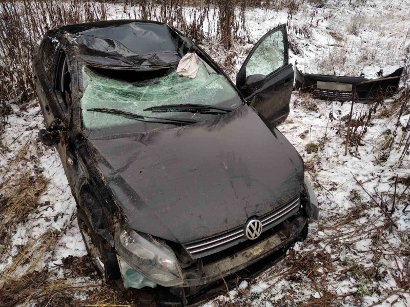 За сутки в Коми в кювет вылетели два автомобиля Volkswagen, оба водителя госпитализированы