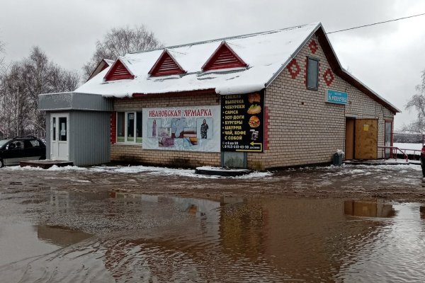 Море по колено: в Усть-Куломе ликвидируют большую лужу в центре поселка