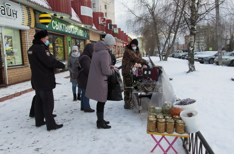 В Эжве в рамках борьбы с коронавирусом разогнали уличных торговцев
