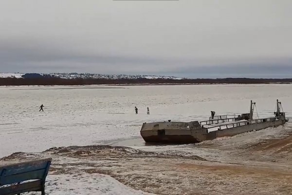 Жители Ижмы подвергают себя риску, пересекая реку