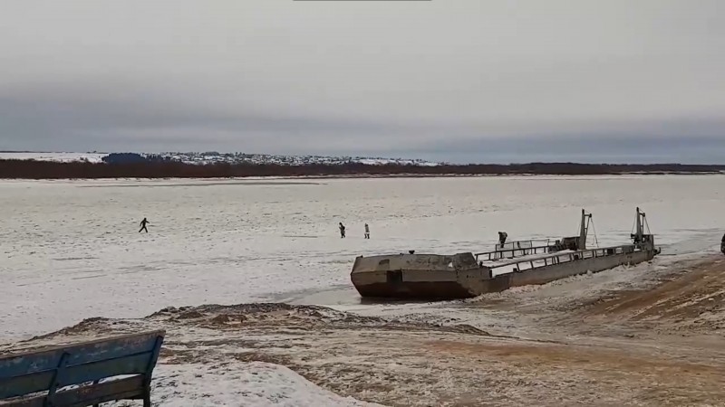 Жители Ижмы подвергают себя риску, пересекая реку