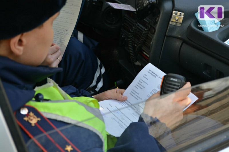 В Усть-Цилемском районе пенсионерка переходила дорогу вне зебры и попала под машину