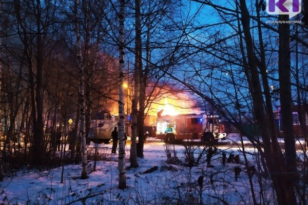 В Сыктывкаре горит хозяйственная постройка