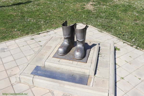 Сыктывкарский памятник сапогам первопроходцев - строителям Эжвы вошел топ-100 необычных скульптур России