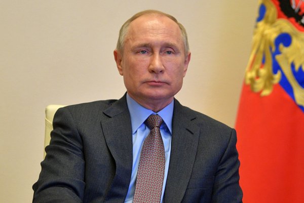 Путин призвал не допустить нехватки у населения денег на продукты
