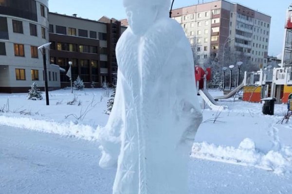 В Усинске вандалы разбили ледяную фигуру Снегурочки