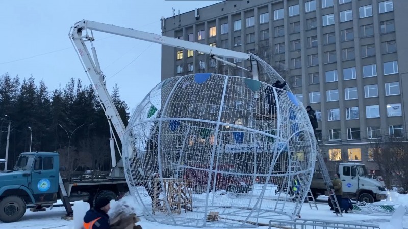 В Ухте появился "брат-близнец" сыктывкарского новогоднего шара 