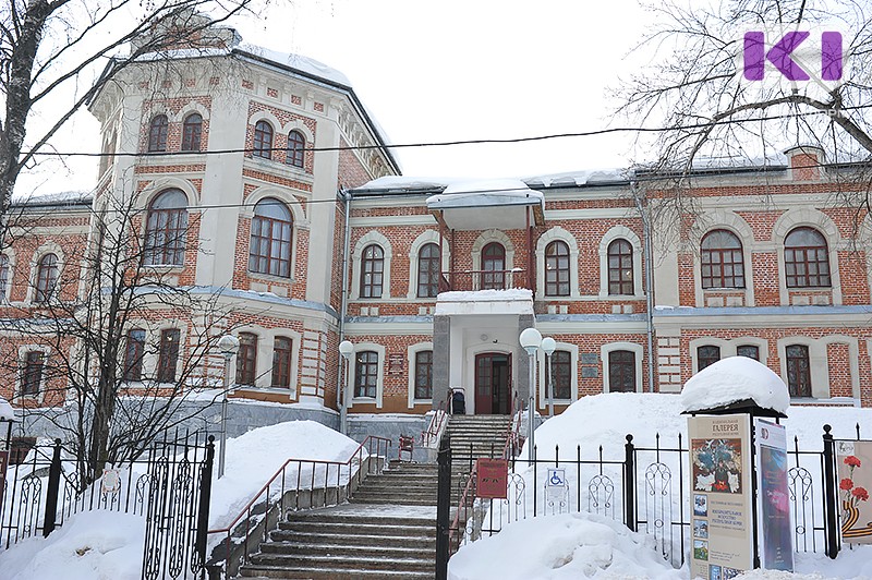 У ворот Национальной галереи Коми хотят "усадить" бронзовую девушку