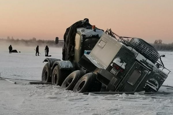 В Усинске на переправе провалилась техника 