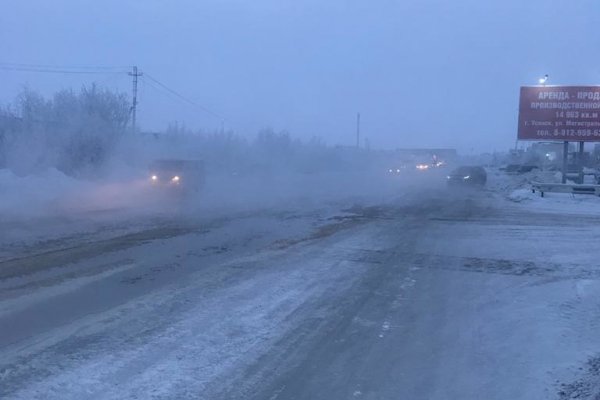 В Усинске на ул.Промышленной прорвало технический водовод