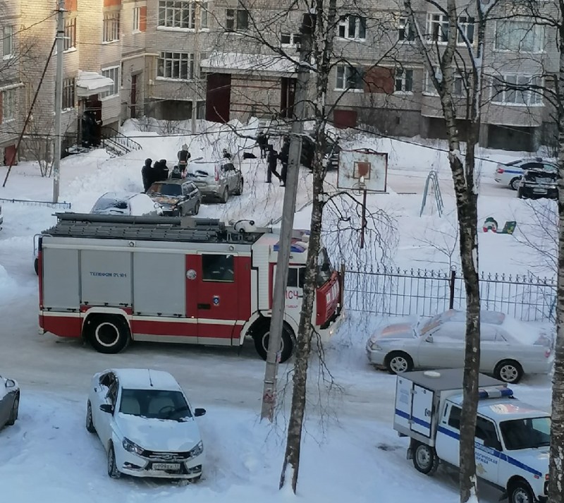 В Сыктывкаре напротив здания УМВД оцепили дом